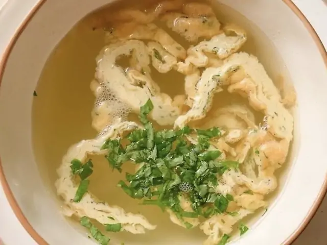 Курячий консоме з омлетом