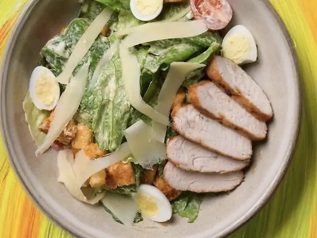 Листя Романа з курячим філе та соусом Цезар