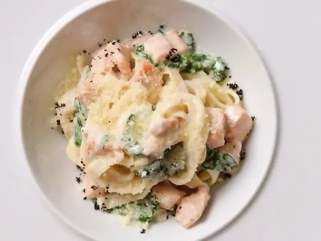 Паста з лососем та шпинатом