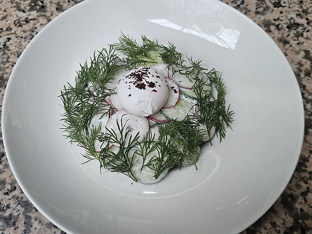 Весняний салат з редису та огірка