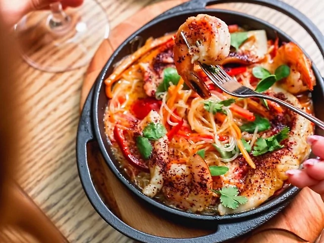 Морепродукты Том Ям у вершково-кокосовому соусі