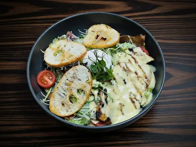 Цезар з курячим філе, яйцем пашот