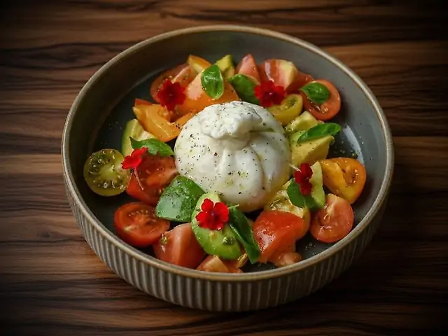 Вершкова бурата з тріо томатів та авокадо