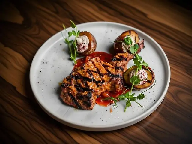 Каре теля+печена картопля з магрібським мусом+соус BBQ з ананасом та кінзою
