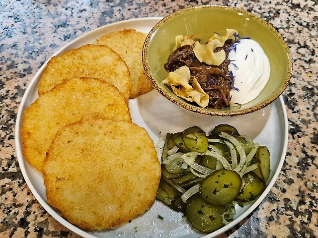 Картопляні хешбрауни з томленую телятиной з соусом винний деміглас