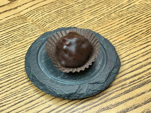 Цукерка вишня-чіа у бельгіському шоколаді