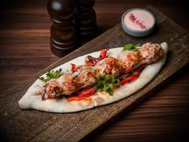 Кебаб з м'яса курча на піде з гарнір - салатом