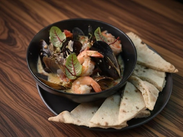 Чорноморські мідії з тигровими креветками