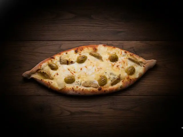 Піде з витриманими сирами, оливками та артішоками гриль