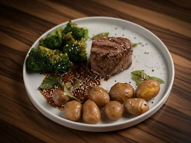 Філе Міньйон з м' ятою картоплею та броколі у кунжутному соусі