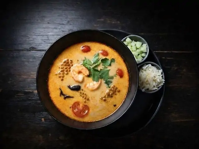 Том Ям з морепродуктами,грибами Муер та томатами черри