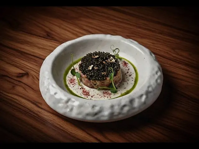 Тартар з телятини з ікрою веслоноса та крем пармезан