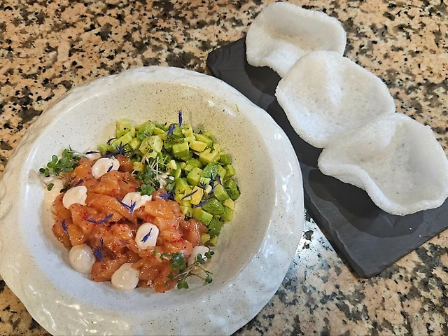 Тартар з норвежського лосося, авокадо та ікрою летючої риби