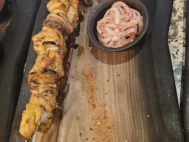 Шашлик з курячих стегенець з печерицями та цибулею