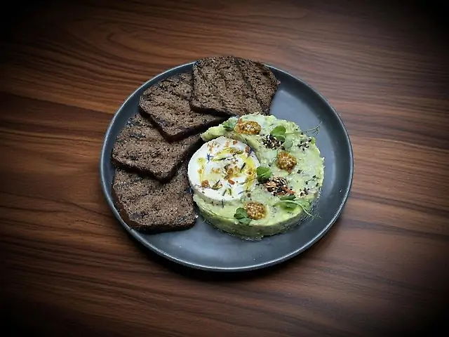 Тартар з оселедця малої солі з оксамитовим авокадо та копченим маслом