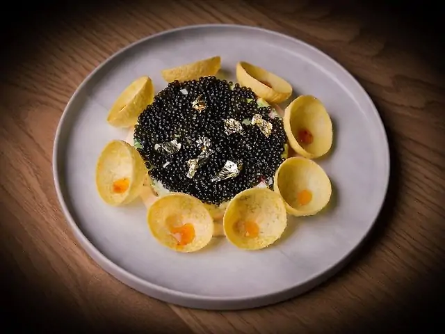 Салат з м'ясом сніжного краба, ікрою віслоноса та кремом спайсі з пані-пурі