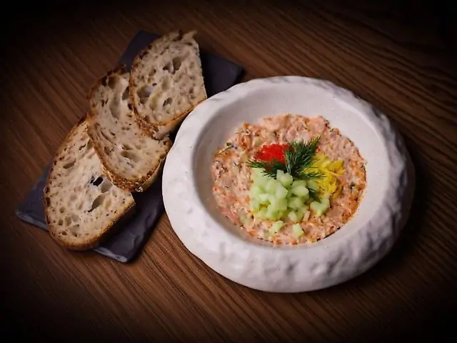 Брускети з ріетом з лосося, тартаром з огірка