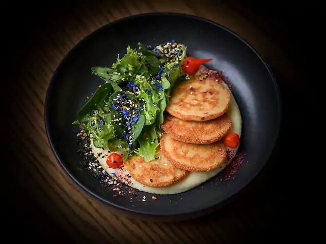 Смажена ікра судака з картопляним пюре,соусом тонато