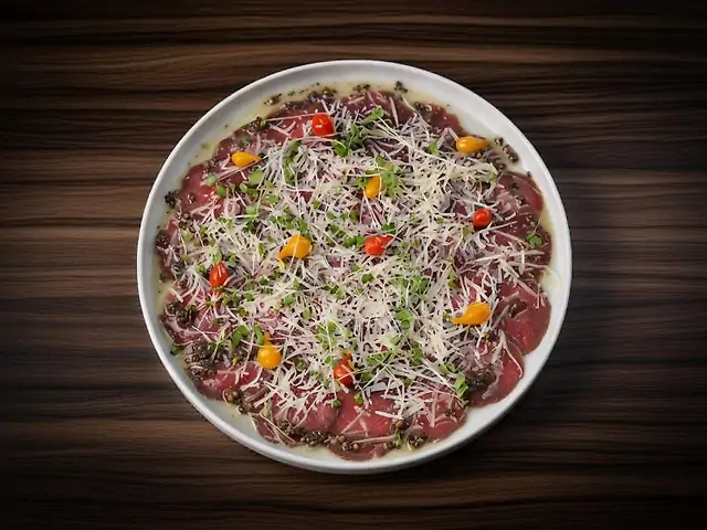 Карпаччо з телячої вирізки з пармезаном