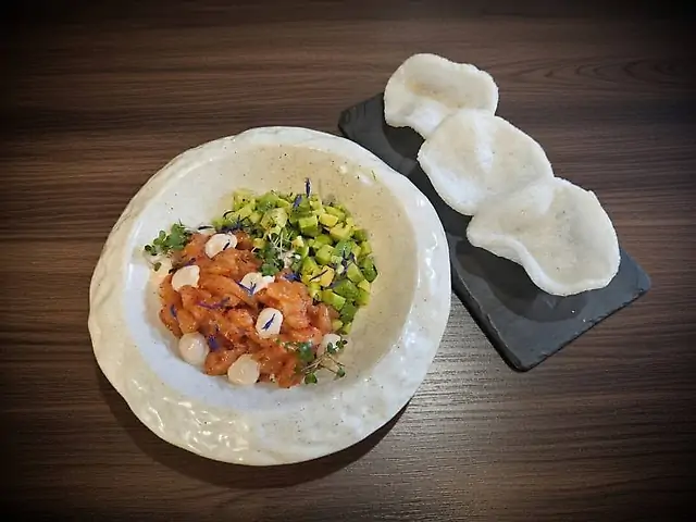 Тартар з норвежського лосося, авокадо та ікрою летючої риби