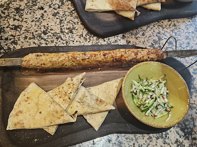 Курячий кебаб з паляницею та салат редіс+ огірок