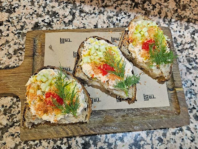 Брускети з ріетом з лосося, тартаром з огірка