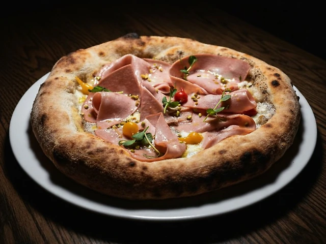 Піца з мортаделою та сиром страчатела