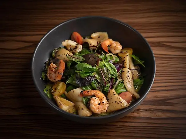 Мікс-салат зі морепродуктами в соусі Том Ям та грибами муер