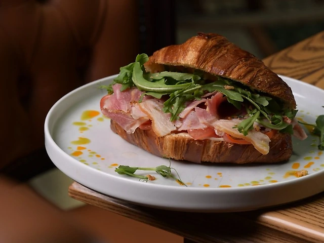 Спельтовий круасан з рустичело прошутто