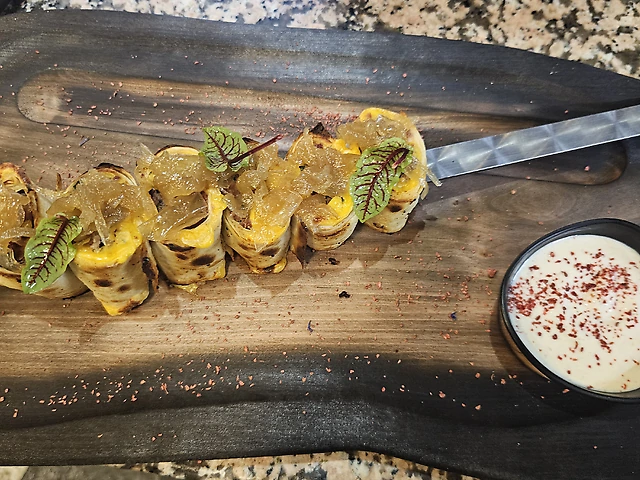 Кебаб в лаваші з сиром чедер та цибулевим мармеладом