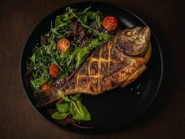 Дорадо обсмажена на мангалі