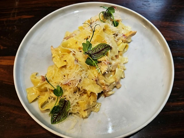 Паста карбонара з куркою та беконом