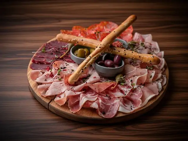 Асорті м' ясних делікатесів на компанію