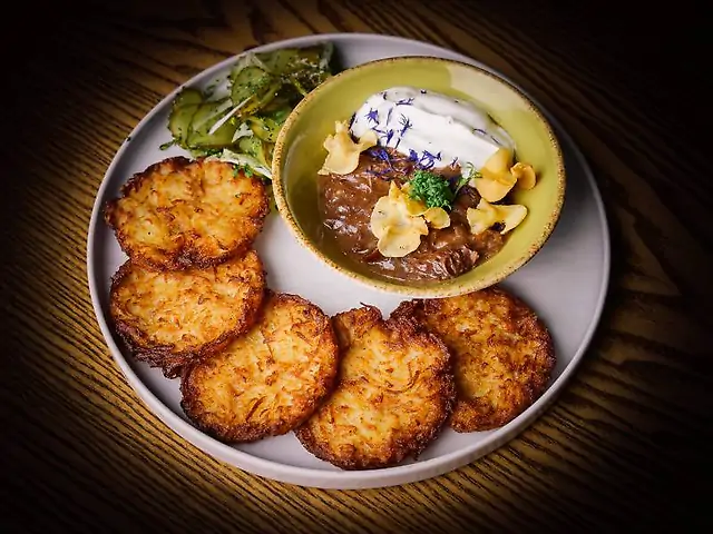 Картопляні хешбрауні з томленою телятиною з соусом винний деміглас