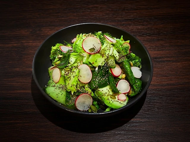 Весняний салат з редисом та черемшою