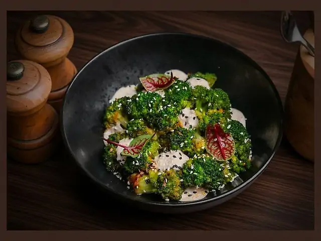Брокколі з кунжутним соусом