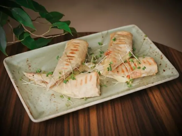 Лаваш з сиром сулугуні, томатами та зеленню