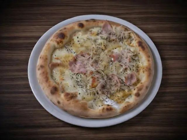 Піца з курячим філе, баликом та ананасом