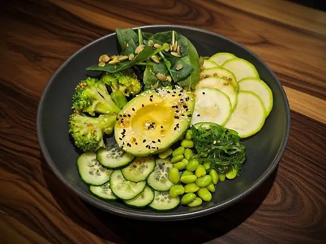 Зелений салат з авокадо, цукіні, броколі, хіяші та бобами едамаме