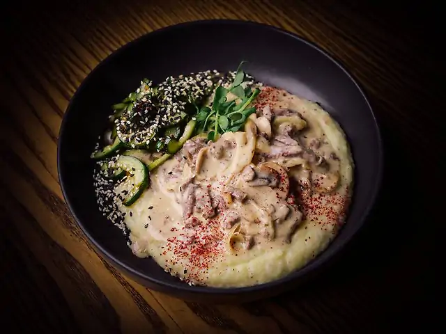 Корнбіф -строганов з вершково-трюфельним пюре та огірками у кунжутному соусі