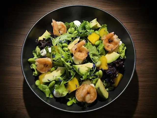 Салат з тигровими креветками, манго, моцарелою та авокадо