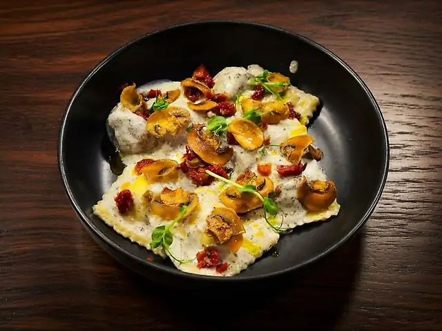 Равіолі з кремом філе індички та білими грибами з сиром Філаделфія