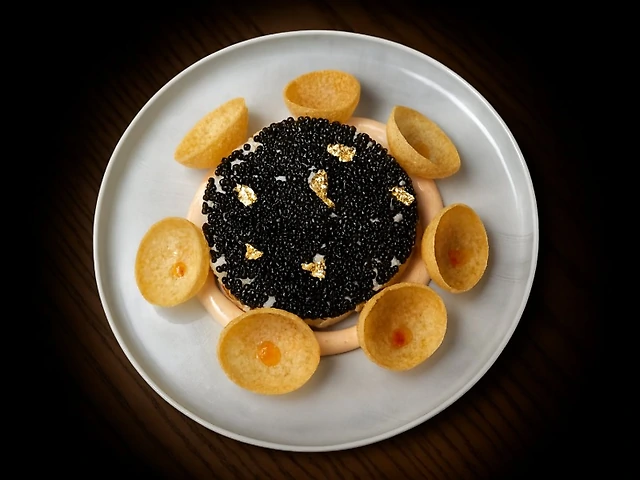 Салат з м'ясом сніжного краба, ікрою віслоноса та кремом спайсі з пані-пурі