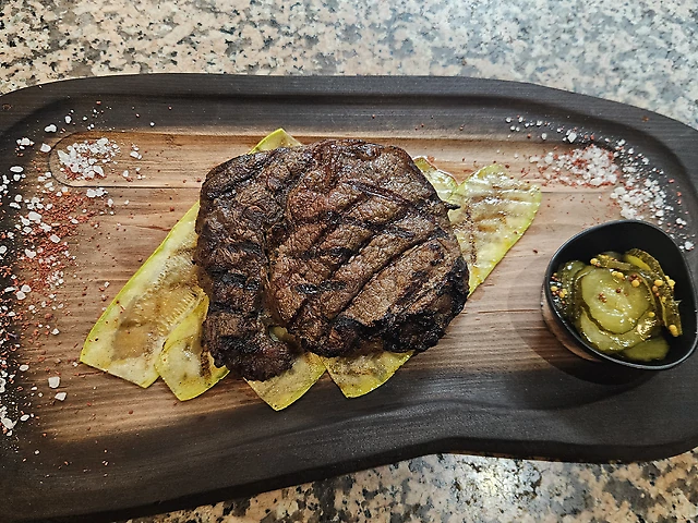 Стейк Рібай (Україна) з цукіні гриль та ферментованими огірками