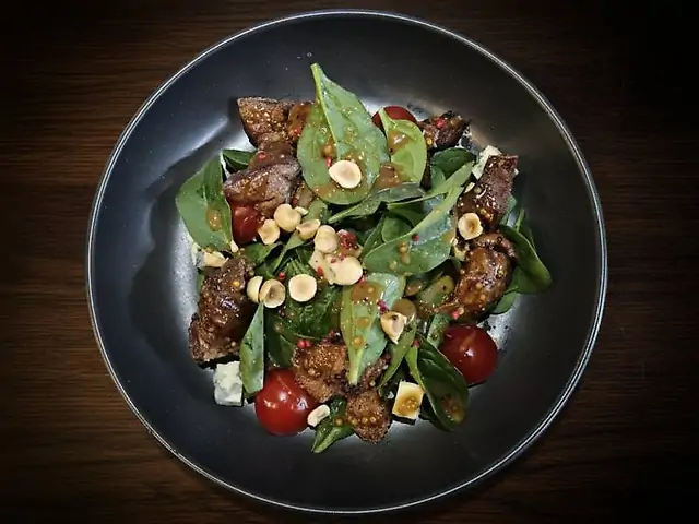 Салат з печінкою індички, карамельною грушею