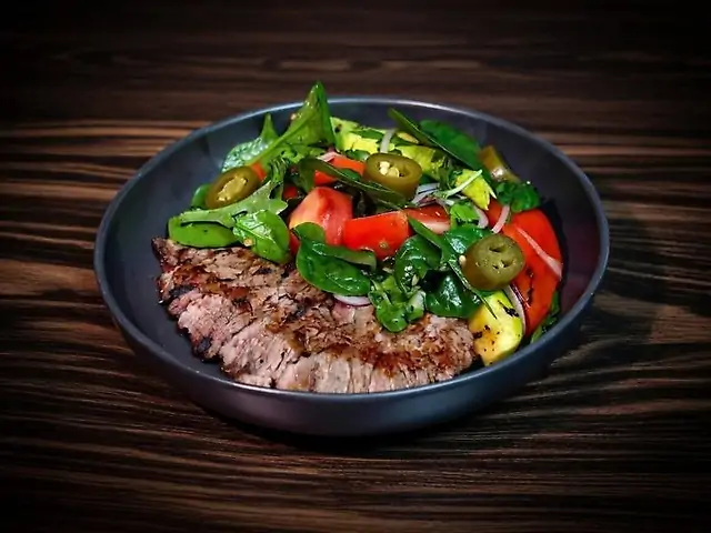 Гриль-салат з телятиною, овочами та кунжутним кремом