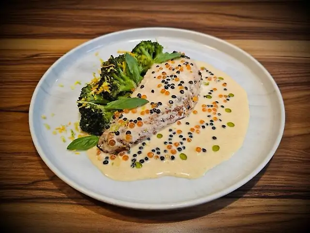 Стейк з філе Норвежського лосося з ікорним соусом та броколі-гриль