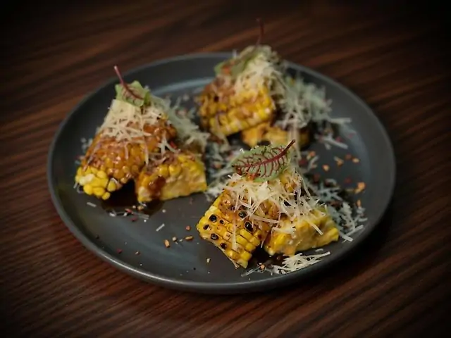Кукурудза гриль з соусом унагі та сиром Пармезан