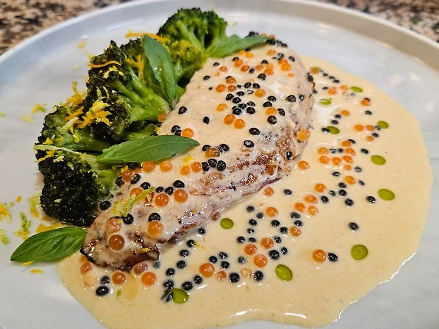 Стейк з філе Норвежського лосося з ікорним соусом та броколі-гриль