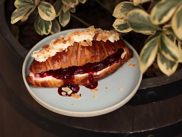 Круасан із заварним кремом та вишневим соусом